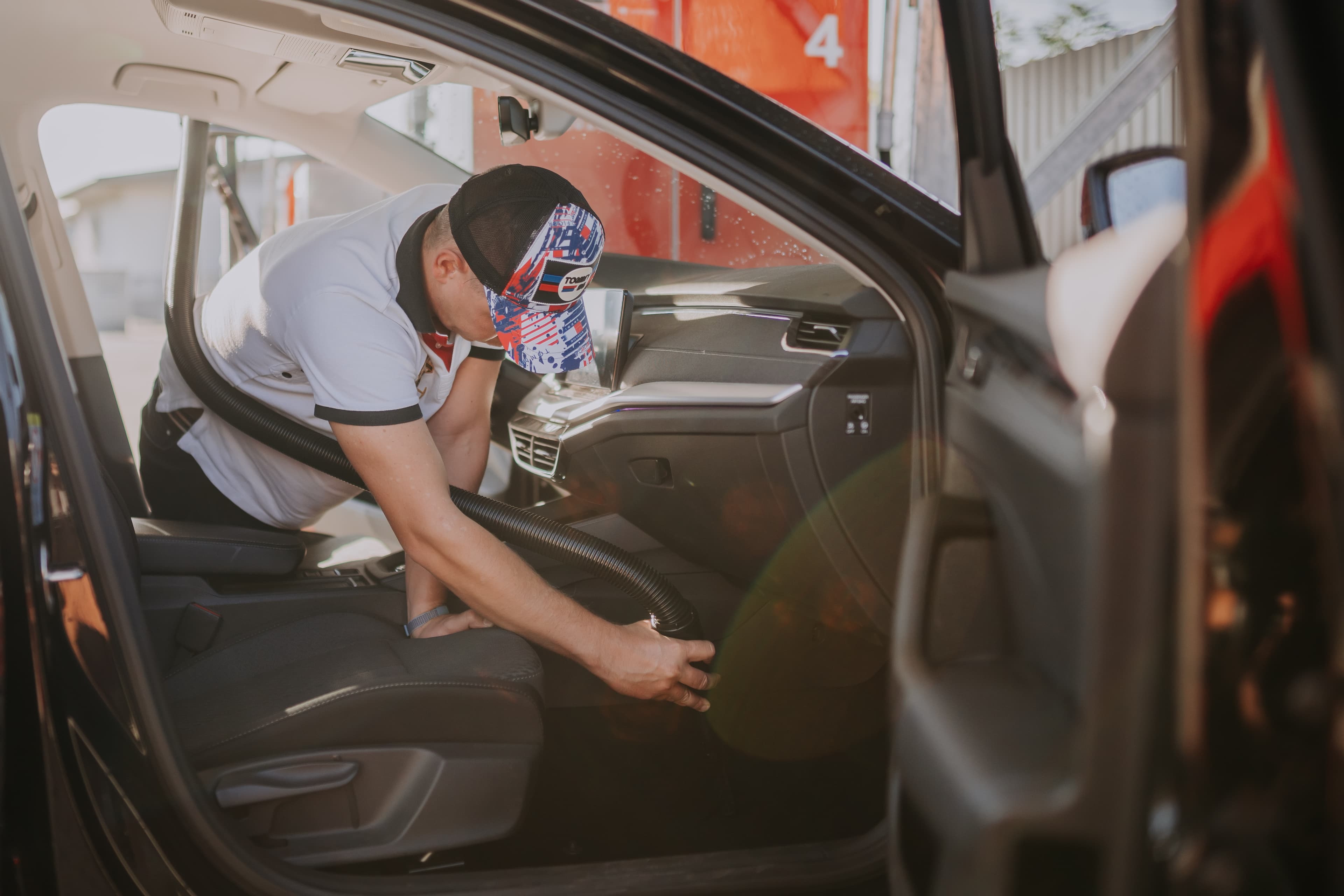 Vysavanie interieeru auta profesionalnym vysavacom na prevadzke EUROWASH