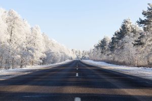 Bezpečné jazdenie v zime: Prečo je kľúčové mať čisté svetlomety, okná a zrkadlá